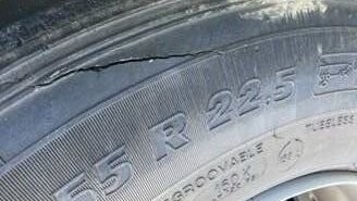 Die Polizei stellte am Reifen eines Gefahrgut-Sattelzugs seitlich einen etwa 13 Zentimeter langen und 0,7 Millimeter tiefen Riss fest.