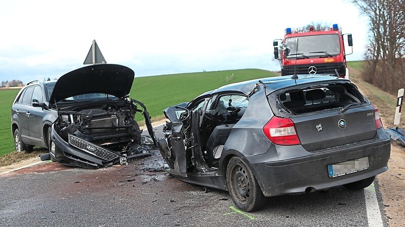 Der Kia und der BMW wurden beim Frontalzusammenstoß stark beschädigt. Dementsprechend wurden die Fahrerin und der Fahrer schwer verletzt.