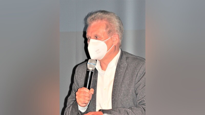 Coronakonform mit Maske gab Integrationsbeauftragter Oliver Antretter (CSU) seinen Tätigkeitsbericht im Stadtrat ab.