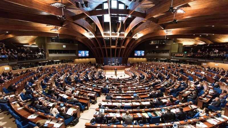 Der Parlamentarier-Versammlung des Europarats gehören 318 Abgeordnete an.