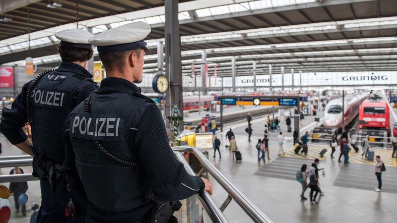 Regelmäßig werden am Hauptbahnhof München Fundsachen der Polizei übergeben. Eine vergessene Münzsammlung im Wert von rund 30.000 Euro ist aber auch für die Beamten nicht alltäglich.
