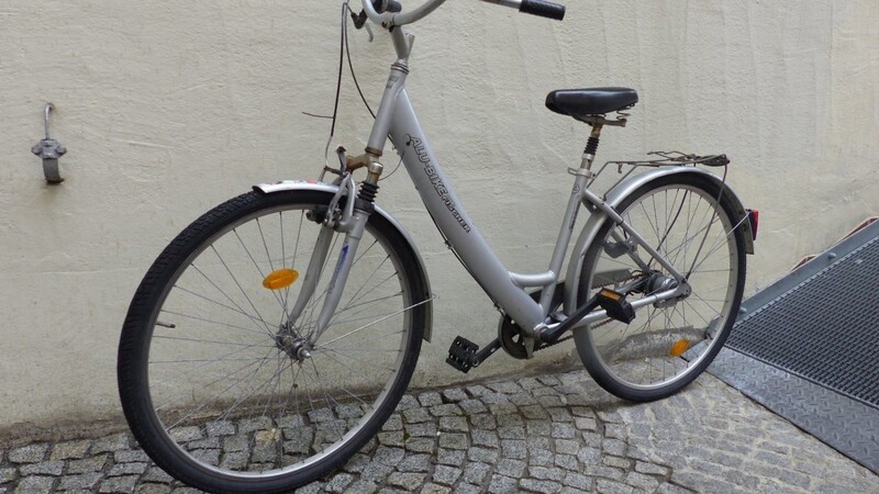 Wer kennt dieses Fahrrad? Mit diesem silbernen Alurad war ein 19-Jähriger am Stetthaimerplatz in Straubing unterwegs. Der Polizei sagte er, er habe das Rad gefunden.