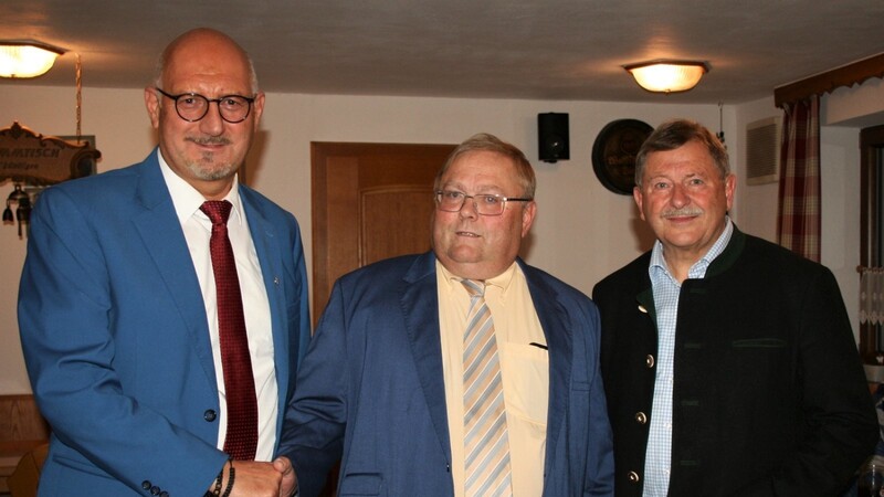 Glückwünsche zu seiner Bürgermeisterkandidatur erhielt Richard Kauer von MdL Manfred Eibl (li.) und Heinrich Schmidt.