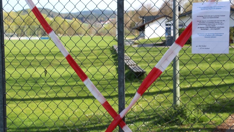 Der Fußballplatz auf der Regeninsel ist seit Mitte März gesperrt.