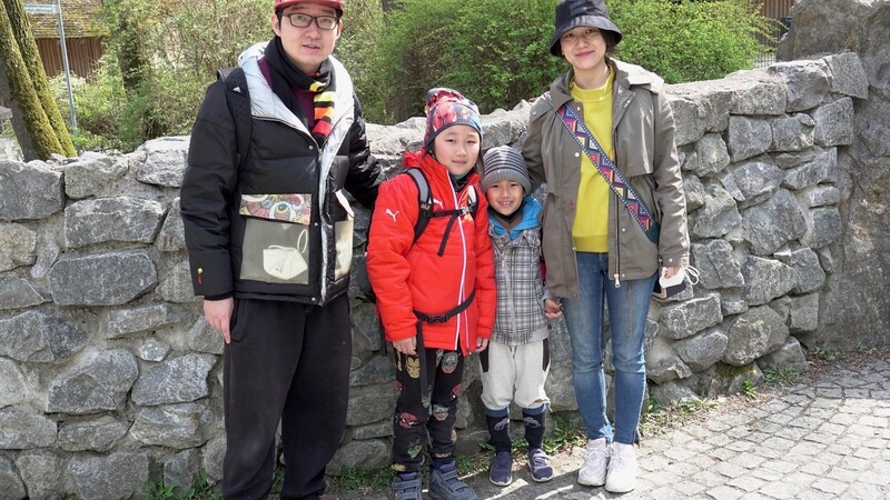 Papa Li, Mama Meng und die beiden Kinder Leyang (neun Jahre) und Lexi (sieben Jahre) sind zum ersten Mal zu Besuch im Tiergarten.