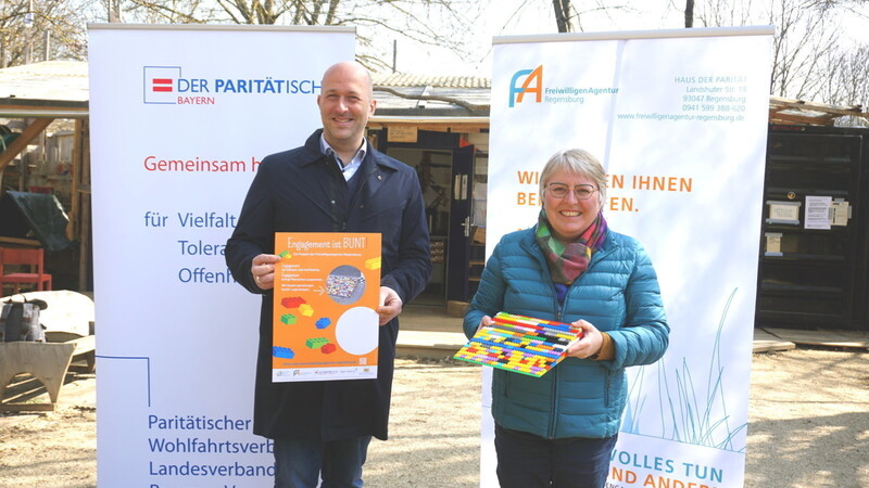 Johannes Bischof (Paritätischer Wohlfahrtsverband) und Maria Simon (Leiterin der Freiwilligenagentur) mit einem Modell der "Legorampe".