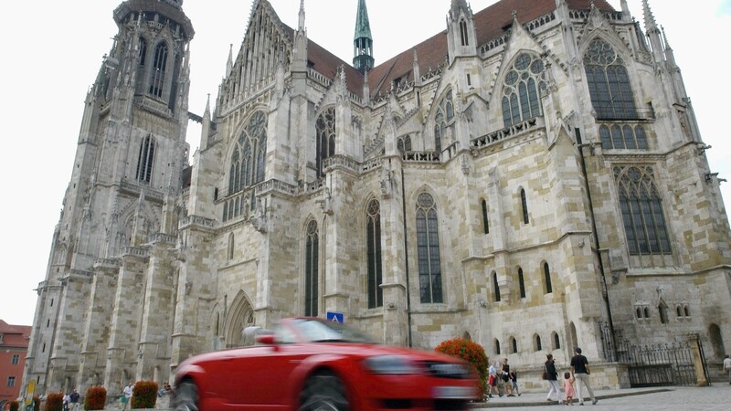 Am Domplatz in Regensburg fand sich am Dienstag eine Versammlung gegen die aktuellen Corona-Maßnahmen zusammen. (Symbolbild)