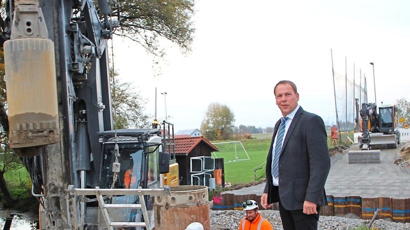 Bürgermeister Siegfried Lobmeier ist erfreut, dass die Sanierung der Windgasserbrücke nun mit Nachdruck vorangeht.