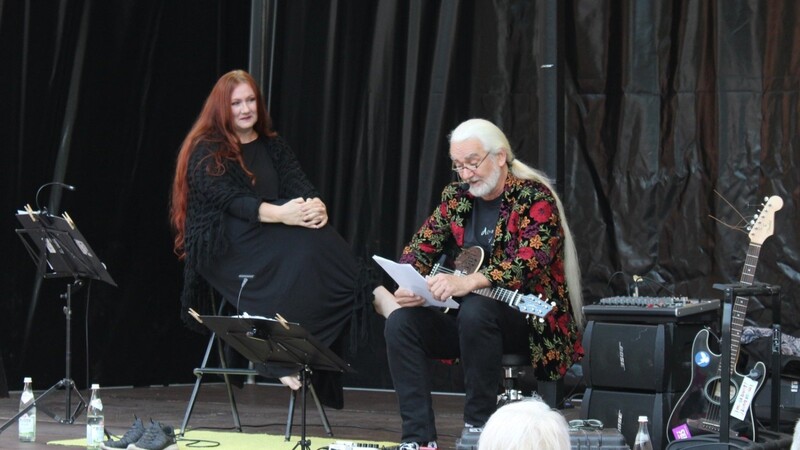 Tanja Raith und Andreas Blaimer auf der Bühne im Pschorn-Hof.