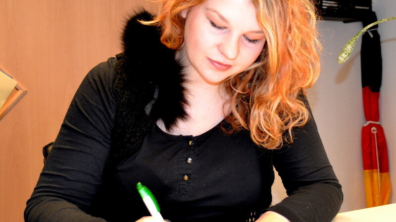 Kristina Huber aus Ergoldsbach trägt sich beim Volksbegehren gegen Studiengebühren ein.