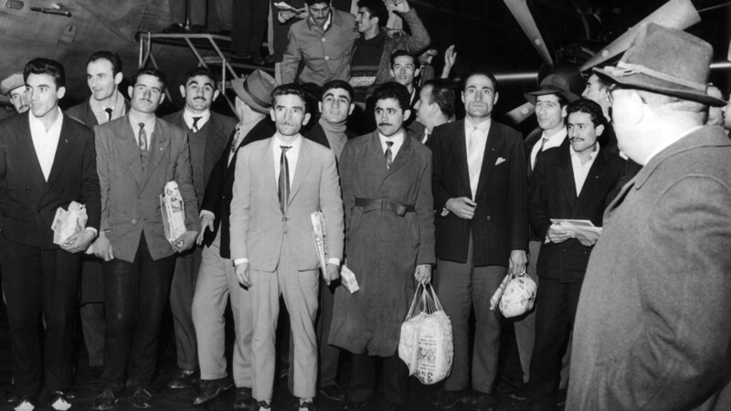 Türkische Arbeiter kommen 1961 am Düsseldorfer Flughafen an.