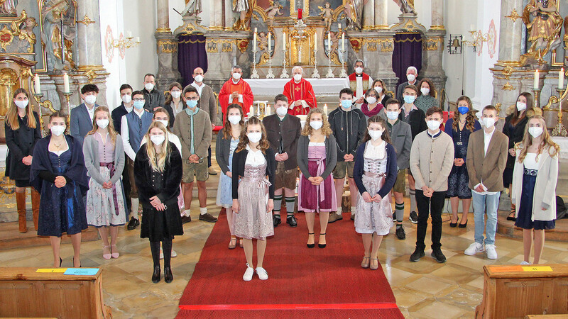 23 Firmlinge der Pfarrei Reichenkirchen, im Hintergrund die Geistlichkeit.