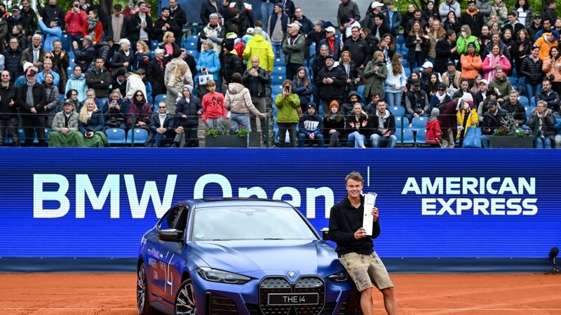 Nicht nur der Sieger des Tennisturniers BMW Open in München, Holger Rune, besitzt jetzt einen BMW i4, auch bei Kunden ist das E-Auto besonders beliebt, teilte BMW mit. Insgesamt ging der Autoabsatz aber zurück.