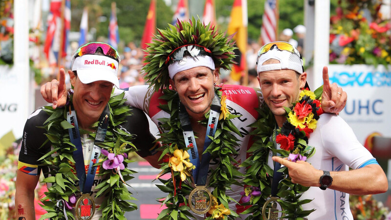 DEUTSCHER DREIFACH-TRIUMPH vor drei Jahren auf Hawaii durch (v.l.) Sebastian Kienle (2.), Jan Frodeno (1.) und Patrick Lange (3.). Bs heute hat sich noch keiner auf den Lorbeeren ausgeruht, weswegen die drei Triathleten auch in diesem Jahr zu den Sieganwärtern beim Kampf um den Ironman-WM-Titel zählen.