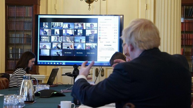 Der Briten Premier Boris Johnson (r) bei einer Videokonferenz. Viele werfen ihm vor, zu spät gehandelt zu haben.