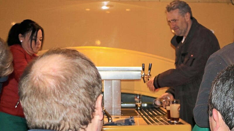 Nach Informationen zu den Investitionen in der Brauerei, stellte sich der neue Geschäftsführer Markus Grüsser selbst an den Zapfhahn. Es gab Freibier für alle Vereinsvertreter und geladenen Gäste.