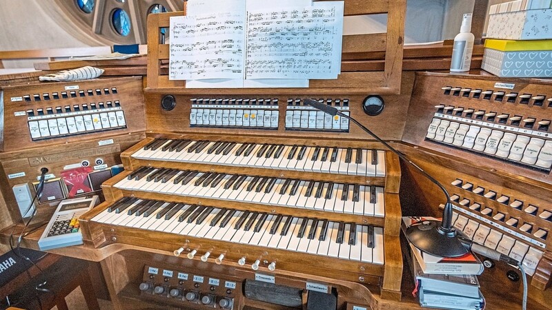 Blick auf den Spieltisch der Orgel von St. Josef. Das Instrument stammt aus der Nachkriegszeit und weist nicht nur klanglich, sondern auch äußerlich Mängel auf.