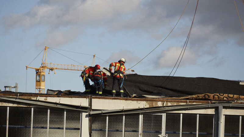 In Au drückte der Sturm die schwere Folie auf einem Flachdach weg. Das THW sicherte die Feuerwehrleute, die diese Folie abtrugen.