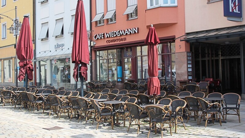 Derzeit wie so viele andere gastronomische Betriebe geschlossen: Das Café Wiedemann am Luitpoldplatz.