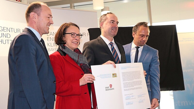 Alexander Rupprecht, Gertrud Maltz-Schwarzfischer, Hubert Aiwanger und Thorsten Glauber unterschrieben die Absichtserklärung für die Landesagentur für Energie und Klimaschutz.