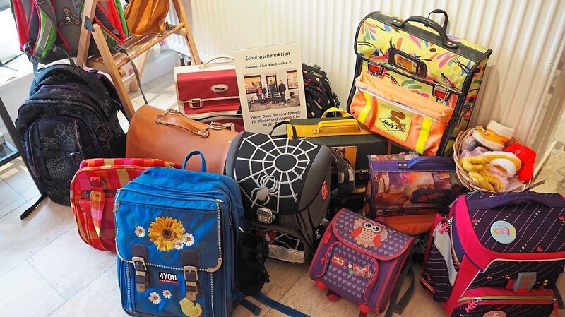 Insgesamt 55 Schultaschen und Rucksäcke wurden im Weltladen und im Schreibwarengeschäft bereits abgegeben.