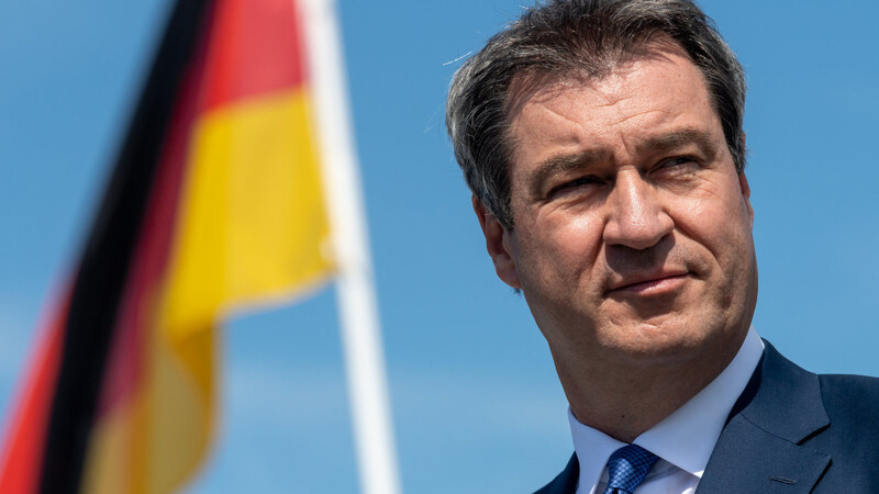 Markus Söder vor der deutschen Flagge. Wie hoch sind seine Chancen auf eine Kanzlerkandidatur?