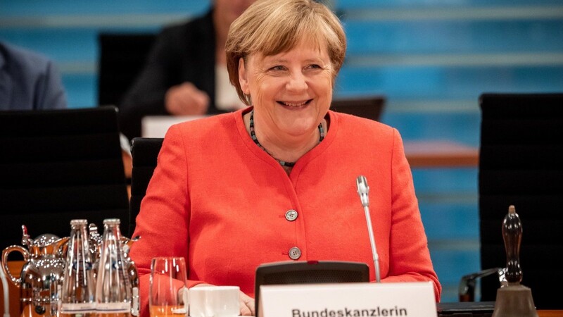 Ihr berühmtes verschmitztes Lächeln: Angela Merkel am Mittwoch zu Beginn der Kabinettssitzung im Kanzleramt.