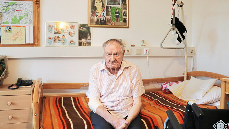 Werner Gärtner in seinem Zimmer im Seniorenheim Geiselhöring.
