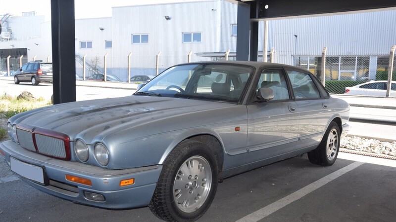 Verkehrte Welt: Im Vordergrund der Jaguar, im Hintergrund das BMW-Werk. Das verstaubte Modell blockiert seit eineinhalb Jahren einen Platz im Parkdeck am Herrenweiher.
