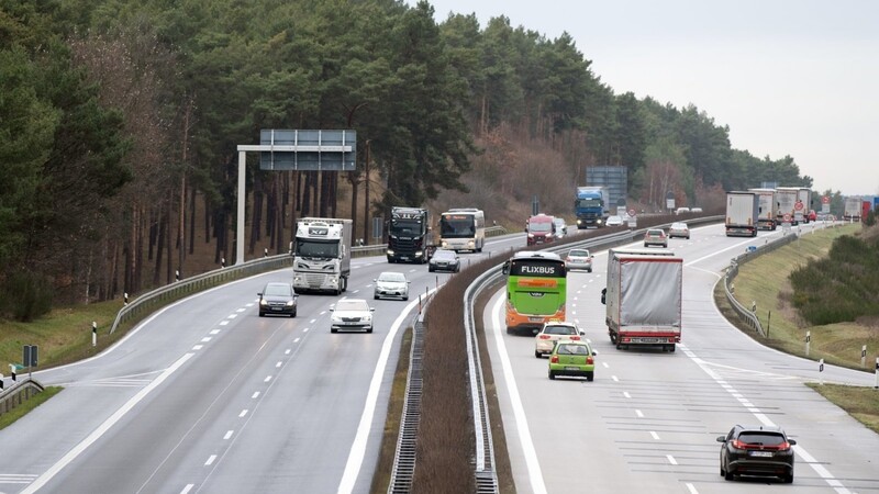 Auf einen Streckenabschnitt der Autobahn A13 gilt ein Tempolimit von 130 Kilometern pro Stunde. Geht es nach der SPD soll das bald überall auf allen Autobahnen so sein.