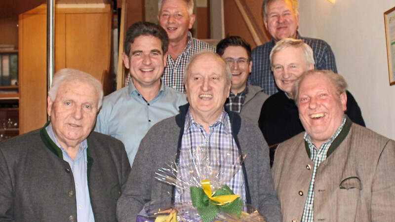 Der neue Jagdvorsteher Rupert Weber (zweite Reihe links), Bürgermeister Manfred Krä (links) und die neu gewählte Vorstandschaft bedankten sich bei Alfons Murrer für seine 30-jährige Tätigkeit.