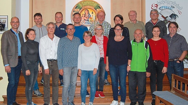 Bürgermeister Franz Högl (links) gratulierte den zum großen Teil wiedergewählten Mitgliedern im Vorstand der Schützengesellschaft Großgundertshausen.
