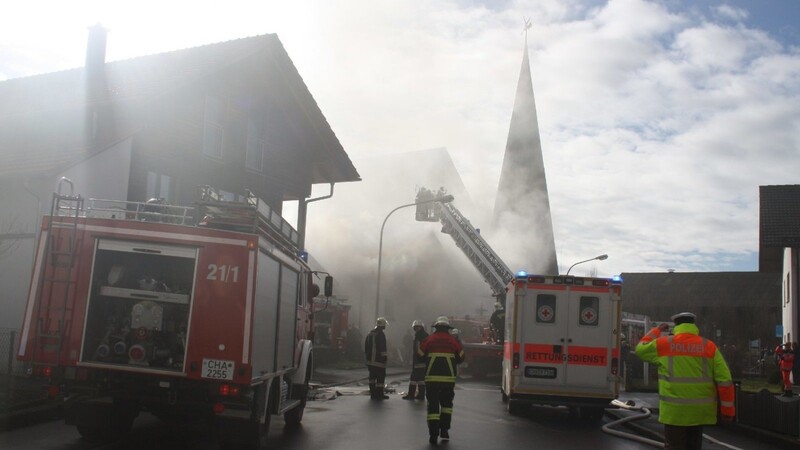 Ein Brand in einem Keller hat am Sonntag in Geigant einen Großeinsatz der Feuerwehr ausgelöst.