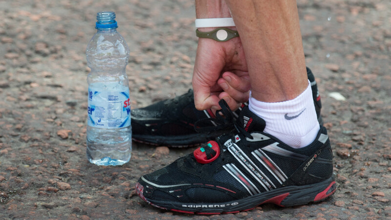 Laufanfänger sollten sich nicht irgendwelche Schuhe kaufen. Viele Faktoren haben Einfluss darauf, welcher Schuh der richtige ist: zum Beispiel Größe, Gewicht oder der Trainingszustand des Läufers. (Foto: Jochen Luebke/dpa)