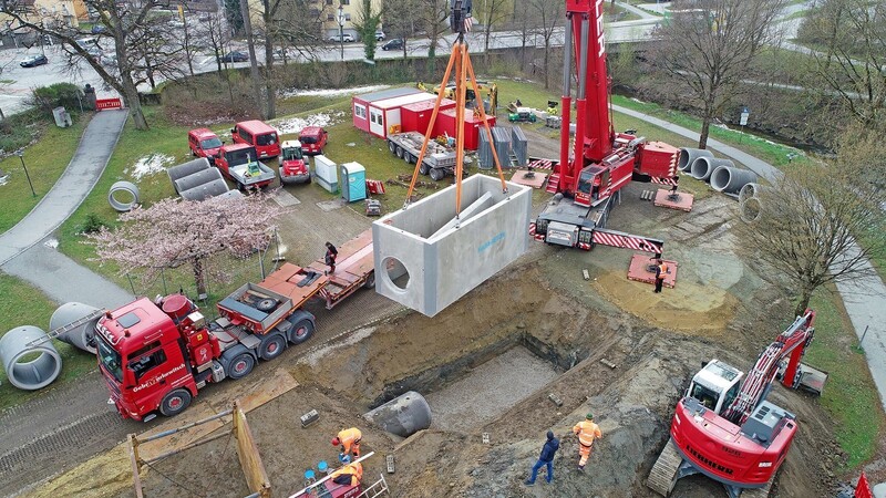 Mit schwerem Gerät und vielen helfenden Händen wurde das massive Beton-Bauteil im Deggendorfer Stadtpark eingehoben.
