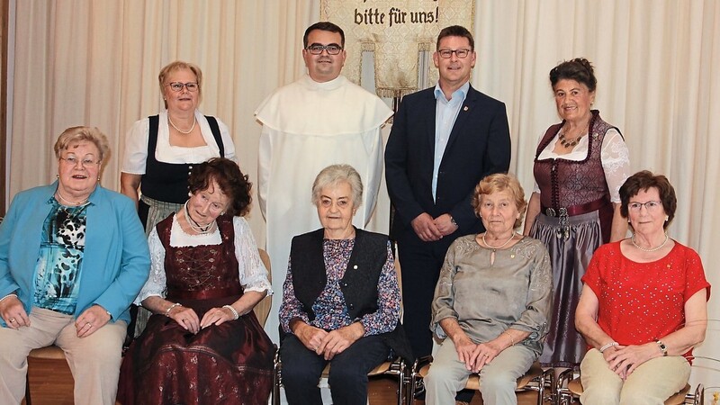 Die fünf Gründungsmitglieder (sitzend) bekamen die Goldene Ehrennadel in Stein. Dies sind Dora und Rosa Altmann, Leni Bachmeier, Maria Eichstetter und Fanny Thalmeier.