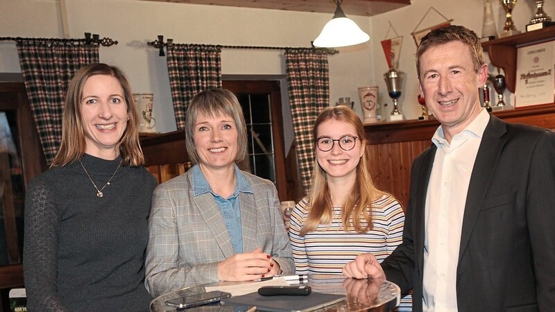 Die Sprecherin des Grünen-Ortsverbandes, Daniela Kiebert, mit den Gemeinderatskandidaten Sabine Heß, Hannah Schmidt und Robert Mora (v.l.).