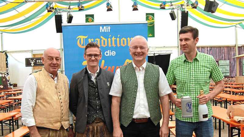 Schaustellerchef Christian Buchner (von links), Dultchef Benedikt Neumeier, OB Alexander Putz und Neumeiers Stellvertreter Stefan Wimmer.