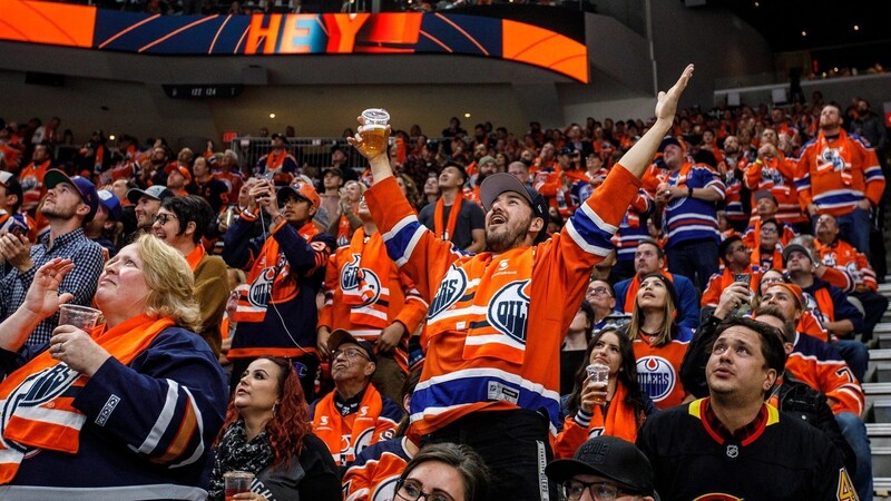 Fast alle Teams der NHL dürfen die Hallen zum Saisonbeginn wieder voll auslasten. Die Zuschauer - hier zu sehen die Fans der Edmonton Oilers - wird es sicherlich freuen.