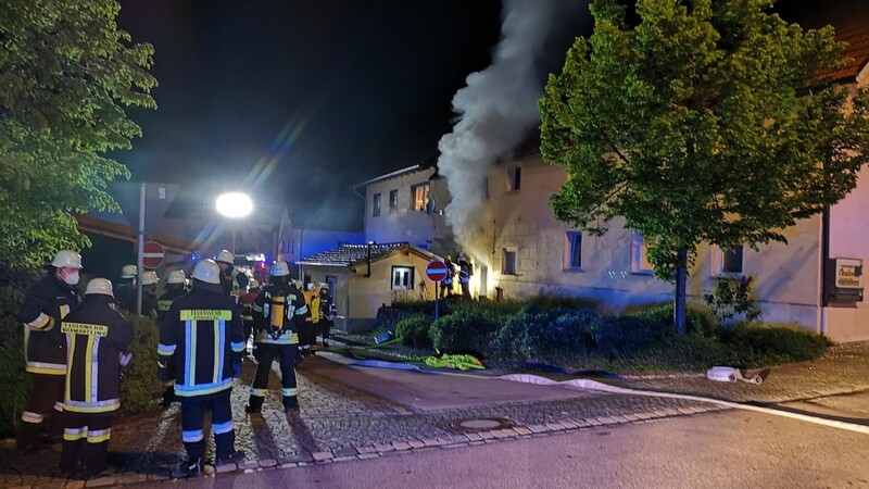 Rauch drang aus dem Gebäude an der Kirchgasse. Mehrere Feuerwehren aus der Umgebung wurden alarmiert und konnten den Brand unter Kontrolle bringen.