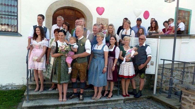 Das frisch getraute Brautpaar mit den Gratulanten am Eingang zum Schloss in Loifling.
