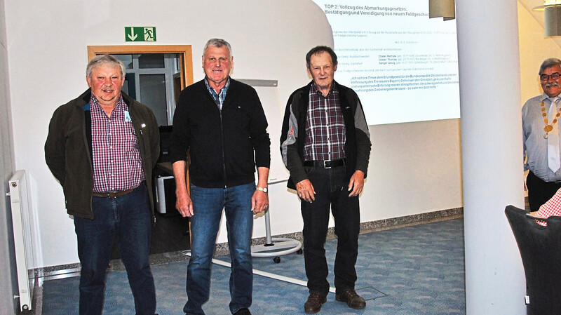 Mathias Obster sen., Thomas Obster und Georg Senger sind die drei neuen Feldgeschworenen, vereidigt von Bürgermeister Josef Hillerbrand (rechts).
