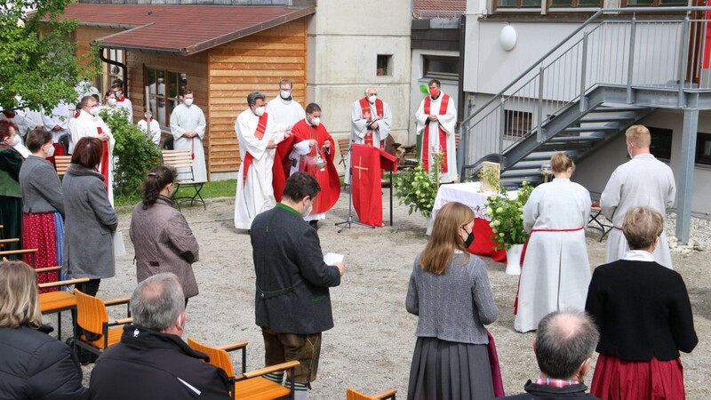 Am Pfingstmontag fand der letzte Gottesdienst mit Vikar Weinzierl im Pfarrgarten in Velden statt.