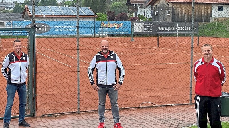 Christian Mass, Abteilungsleiter Markus Kutzer und Christian Groß (v.l.) haben letzte Vorbereitungen für den eingeschränkten Spielbetrieb auf der Tennisanlage des TSV Rottenburg getroffen.