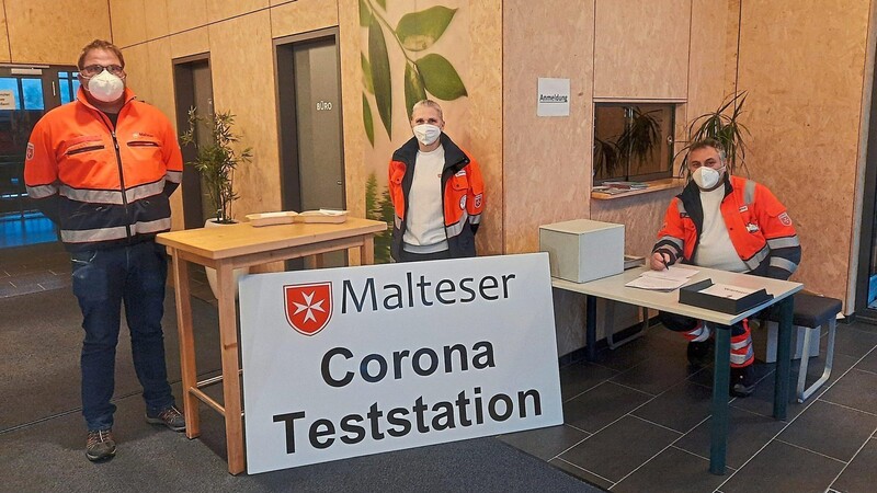 An diesem Dienstag nimmt die Teststation der Malteser wieder ihren Betrieb auf. Josef Brandl, Christiane Adolph und Tobias Heinrich (von rechts) bereiten alles vor.