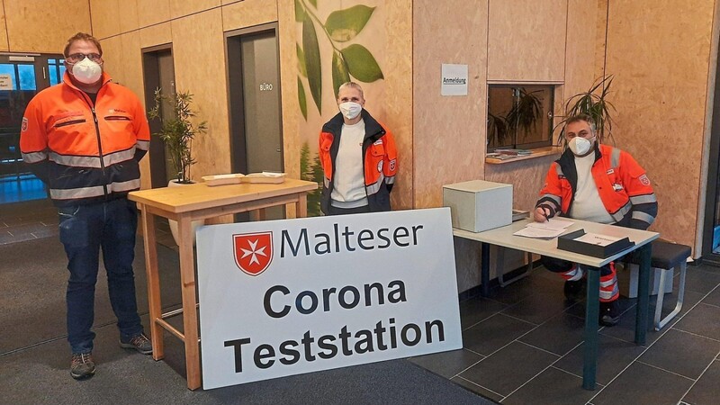 An diesem Dienstag nimmt die Teststation der Malteser wieder ihren Betrieb auf. Josef Brandl, Christiane Adolph und Tobias Heinrich (von rechts) bereiten alles vor.
