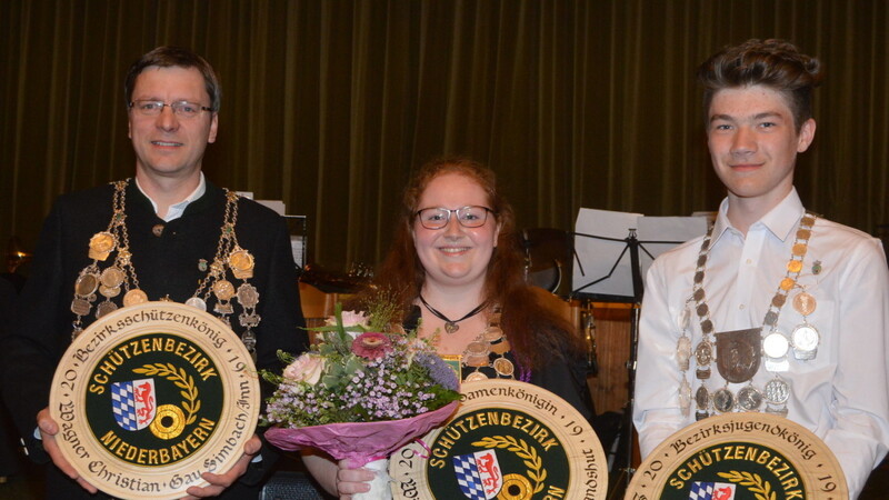 Das sind die drei neuen Bezirksschützenkönige: Christian Wagner, Maria Wippenbeck und Andreas Spirkner (von links).