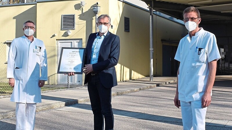 Landrat Werner Bumeder überreicht die Zertifizierung an Chefarzt Dr. Fröschl. Foto: Landratsamt
