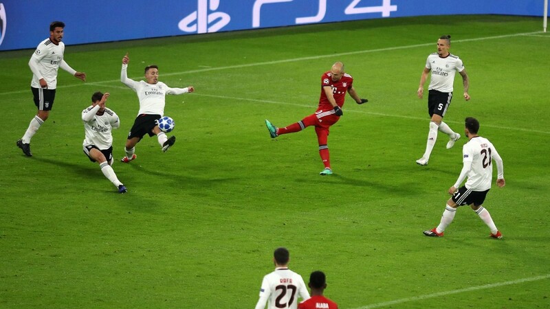 Sein bislang letzter Auftritt im Bayern-Dress: Gegen Benfica Lissabon gelingen Arjen Robben (M.) zwei Treffer.