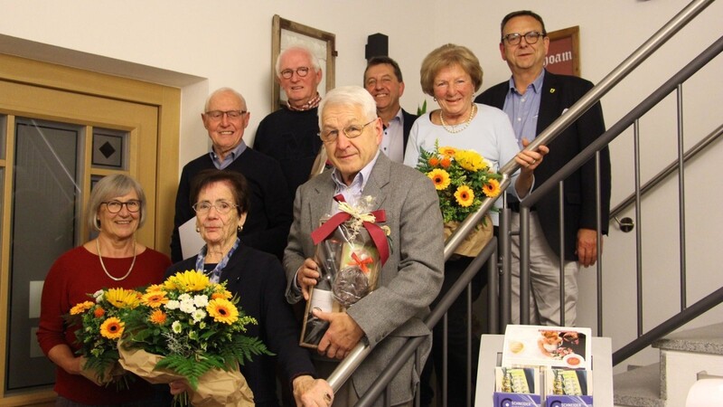 Geehrte, Vorsitzender und Ehrengast: Susanne Kugel (vo.v.li.), Sieglinde Gierlinger, Fritz Bayer (Mitte v.li.), Josef Probst, Walter Schlicht (hi.v.li.), Anton Alt, Sieglinde Miethaner und Franz Wittmann.